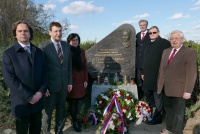 Obrázok ku správe: V Prahe a na mieste tragickej nehody pri Humpolci uctili pamiatku Alexandra Dubčeka 